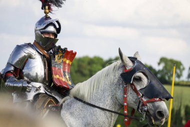 Brackley, İngiltere - 7 Haziran 2019: At sırtında ortaçağ şövalyeleri gibi giyinmiş insanlar mızrak dövüşü yarışmasına katılıyor
