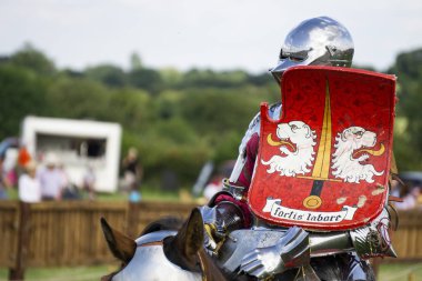 Brackley, İngiltere - 7 Haziran 2019: At sırtında ortaçağ şövalyeleri gibi giyinmiş insanlar mızrak dövüşü yarışmasına katılıyor