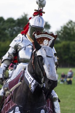 Brackley, İngiltere - 7 Haziran 2019: At sırtında ortaçağ şövalyeleri gibi giyinmiş insanlar mızrak dövüşü yarışmasına katılıyor