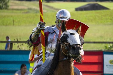 Brackley, İngiltere - 7 Haziran 2019: At sırtında ortaçağ şövalyeleri gibi giyinmiş insanlar mızrak dövüşü yarışmasına katılıyor