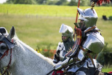 Brackley, İngiltere - 7 Haziran 2019: At sırtında ortaçağ şövalyeleri gibi giyinmiş insanlar mızrak dövüşü yarışmasına katılıyor