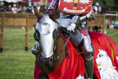 Brackley, İngiltere - 7 Haziran 2019: At sırtında ortaçağ şövalyeleri gibi giyinmiş insanlar mızrak dövüşü yarışmasına katılıyor