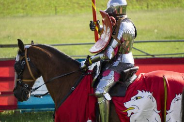 Brackley, İngiltere - 7 Haziran 2019: At sırtında ortaçağ şövalyeleri gibi giyinmiş insanlar mızrak dövüşü yarışmasına katılıyor