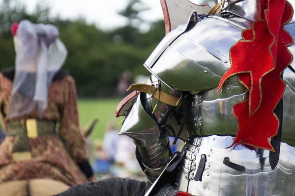Zbliżenie średniowiecznego rycerza towaniu pancerz siedzący na koniu — Zdjęcie stockowe