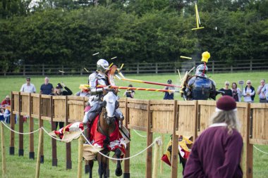 Brackley, İngiltere - 7 Haziran 2019: At sırtında ortaçağ şövalyeleri gibi giyinmiş insanlar mızrak dövüşü yarışmasına katılıyor