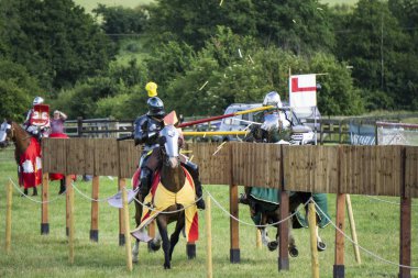 Brackley, İngiltere - 7 Haziran 2019: At sırtında ortaçağ şövalyeleri gibi giyinmiş insanlar mızrak dövüşü yarışmasına katılıyor