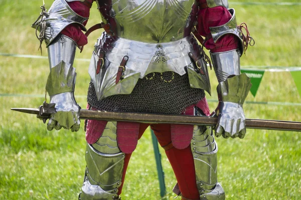Средневековый рыцарь в амуре с оружием в руках — стоковое фото