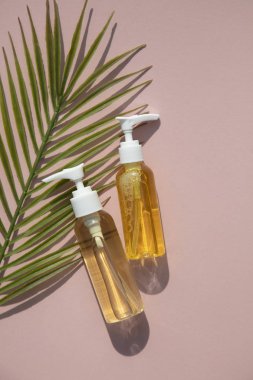 Yeşil palmiye yaprağı ile şişelerde doğal kozmetik güzellik ürünleri