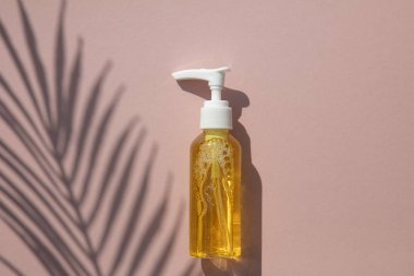 Tropikal yaprak ve gölge ile berrak bir şişe doğal kozmetik yağ