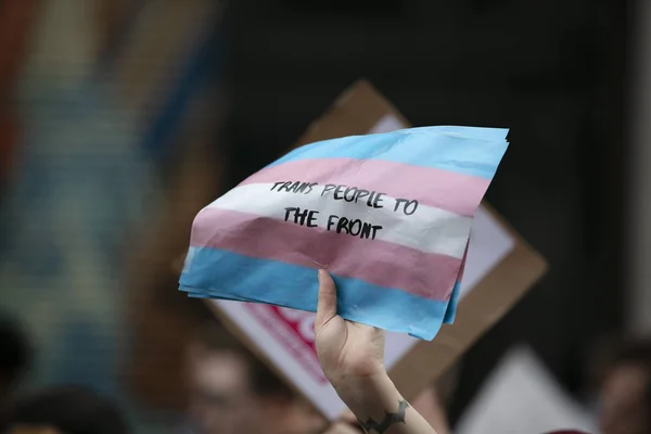 Een persoon die een Pro transgender banner op een Gay Pride evenement — Stockfoto