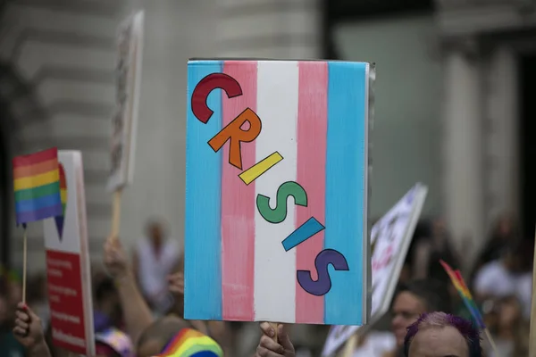 Een persoon die een Pro transgender banner op een Gay Pride evenement — Stockfoto