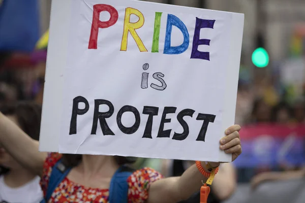 Osoba posiadająca dumę jest baner protestu na imprezie Gay Pride — Zdjęcie stockowe