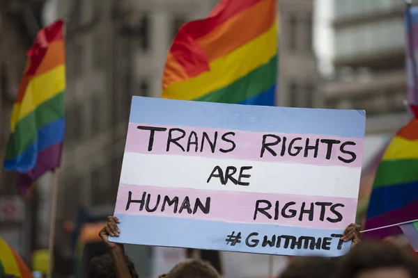Une personne tenant une bannière pro transgenre lors d'un événement gay pride — Photo