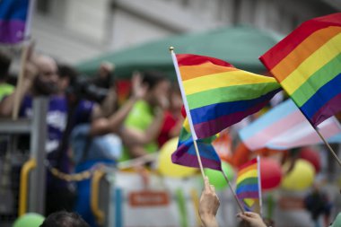 Londra, Ingiltere-6 Temmuz 2019: bir dayanışma yürüyüşü Insanlar dalga LGBTQ gay gurur bayrakları