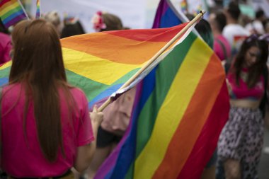 Londra, Ingiltere-6 Temmuz 2019: bir dayanışma yürüyüşü Insanlar dalga LGBTQ gay gurur bayrakları