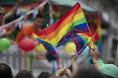 Londra, Ingiltere-6 Temmuz 2019: bir dayanışma yürüyüşü Insanlar dalga LGBTQ gay gurur bayrakları