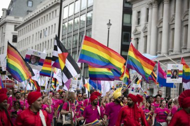 Londra, Birleşik Krallık-6 Temmuz 2019: insanlar büyük kalabalığın yıllık LGBTQ Gay Pride Mart n Londra katılacak