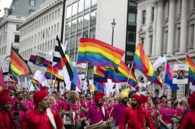 Londra, Birleşik Krallık-6 Temmuz 2019: insanlar büyük kalabalığın yıllık LGBTQ Gay Pride Mart n Londra katılacak