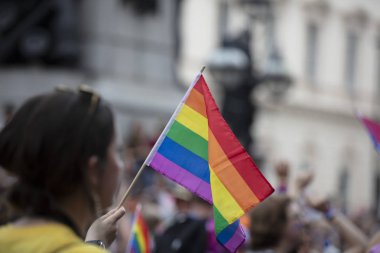 Londra, Ingiltere-6 Temmuz 2019: bir dayanışma yürüyüşü Insanlar dalga LGBTQ gay gurur bayrakları