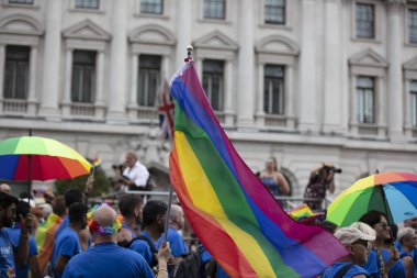 Londra, Ingiltere-6 Temmuz 2019: bir dayanışma yürüyüşü Insanlar dalga LGBTQ gay gurur bayrakları