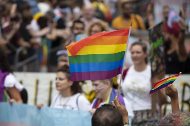 Londra, Ingiltere-6 Temmuz 2019: bir dayanışma yürüyüşü Insanlar dalga LGBTQ gay gurur bayrakları