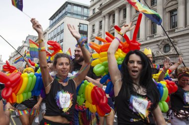 Londra, Birleşik Krallık-6 Temmuz 2019: insanların kalabalıkları yıllık LGBTQ Gay Pride Mart n Londra 'da yer almak