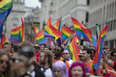 Londra, Birleşik Krallık-6 Temmuz 2019: insanlar büyük kalabalığın yıllık LGBTQ Gay Pride Mart n Londra katılacak