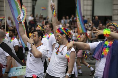 Londra, Birleşik Krallık-6 Temmuz 2019: insanların kalabalıkları yıllık LGBTQ Gay Pride Mart n Londra 'da yer almak