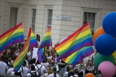 Londra, Ingiltere-6 Temmuz 2019: bir dayanışma yürüyüşü Insanlar dalga LGBTQ gay gurur bayrakları