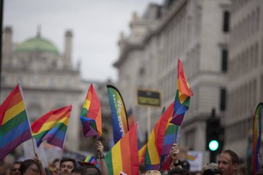 Londra, Ingiltere-6 Temmuz 2019: bir dayanışma yürüyüşü Insanlar dalga LGBTQ gay gurur bayrakları