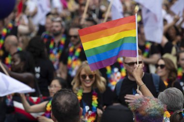 Londra, Ingiltere-6 Temmuz 2019: bir dayanışma yürüyüşü Insanlar dalga LGBTQ gay gurur bayrakları