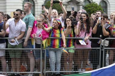 Londra, İngiltere - 6 Temmuz 2019: Gökkuşağı bayraklı izleyiciler yıllık gurur geçit törenini izliyor