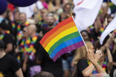Londra, Ingiltere-6 Temmuz 2019: bir dayanışma yürüyüşü Insanlar dalga LGBTQ gay gurur bayrakları