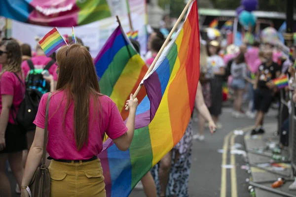 LONDRES, Reino Unido - 6 de julio de 2019: La gente agita banderas de orgullo gay LGBTQ en una marcha solidaria —  Fotos de Stock