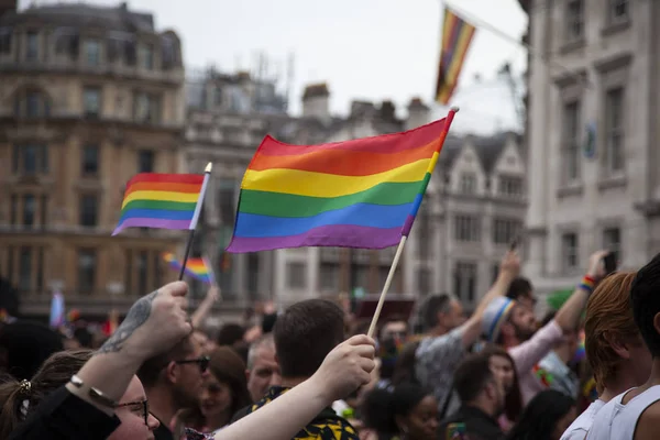 Лондон, Великобританія-6 липня 2019: люди хвиля Црбq гей гордість прапори на солідарності березня — стокове фото