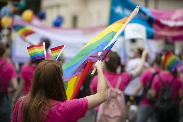 LONDRES, Reino Unido - 6 de julho de 2019: pessoas acenam com bandeiras de orgulho gay LGBTQ em uma marcha de solidariedade — Fotografia de Stock