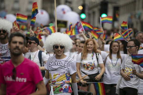 ロンドン、英国 - 2019年7月6日:人々の群衆は、毎年恒例のLgbtqゲイプライド行進nロンドンに参加します — ストック写真