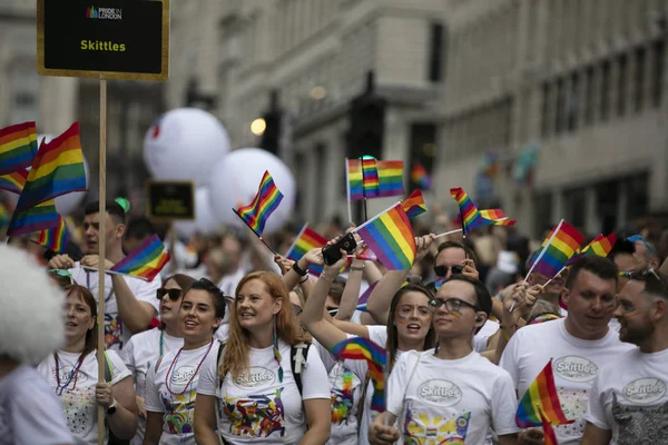 Londyn, Wielka Brytania-6 lipca 2019: duże tłumy ludzi uczestniczyć w rocznym LGBTQ Gay Pride March n Londyn — Zdjęcie stockowe