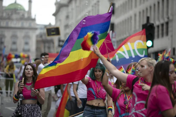 LONDRES, Reino Unido - 6 de julio de 2019: La gente agita banderas de orgullo gay LGBTQ en una marcha solidaria —  Fotos de Stock