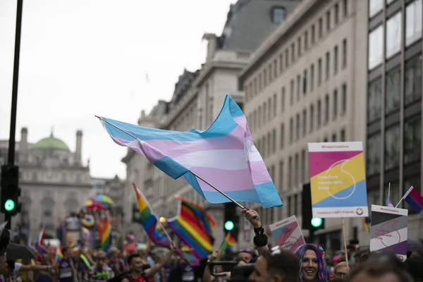 LONDRES, Reino Unido - 6 de julho de 2019: pessoas acenam com bandeiras de orgulho gay LGBTQ em uma marcha de solidariedade — Fotografia de Stock