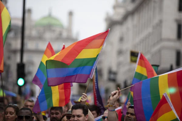 LONDRES, Reino Unido - 6 de julio de 2019: La gente agita banderas de orgullo gay LGBTQ en una marcha solidaria —  Fotos de Stock