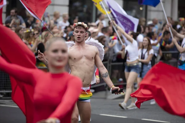 ロンドン、英国 - 2019年7月6日:人々の群衆は、毎年恒例のLgbtqゲイプライド行進nロンドンに参加します — ストック写真