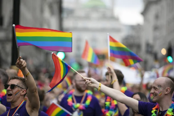 Londyn, Wielka Brytania-6 lipca 2019: ludzie fala LGBTQ gej duma flagi na marszu solidarności — Zdjęcie stockowe