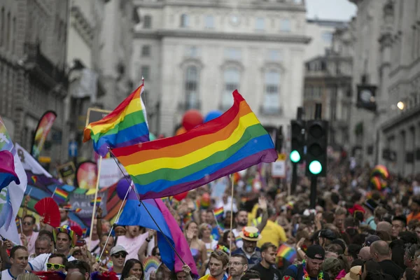 Londyn, Wielka Brytania-6 lipca 2019: duże tłumy ludzi uczestniczyć w rocznym LGBTQ Gay Pride March n Londyn — Zdjęcie stockowe