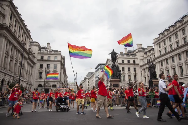 LONDRES, Reino Unido - 6 de julio de 2019: Multitud de personas participan en la marcha anual del orgullo gay LGBTQ en Londres —  Fotos de Stock