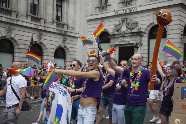 LONDRES, Reino Unido - 6 de julio de 2019: Multitud de personas participan en la marcha anual del orgullo gay LGBTQ en Londres —  Fotos de Stock