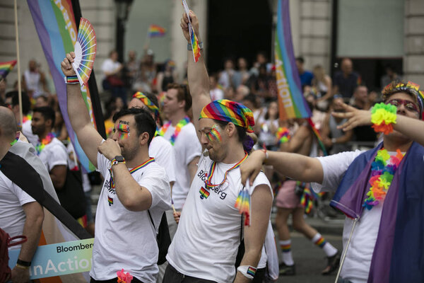 ЛОНДОН, Великобритания - 6 июля 2019 года: Толпы людей принимают участие в ежегодном гей-параде ЛГБТК в Лондоне
