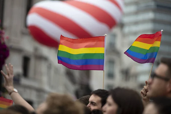 ЛОНДОН, Великобритания - 6 июля 2019 года: Люди размахивают флагами гей-гордости ЛГБТК на марше солидарности — стоковое фото