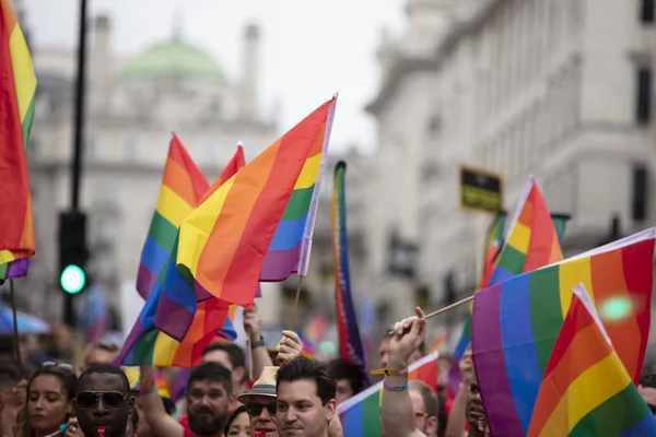 LONDRA, Regno Unito - 6 luglio 2019: Le persone sventolano le bandiere dell'orgoglio gay LGBTQ in una marcia di solidarietà — Foto Stock