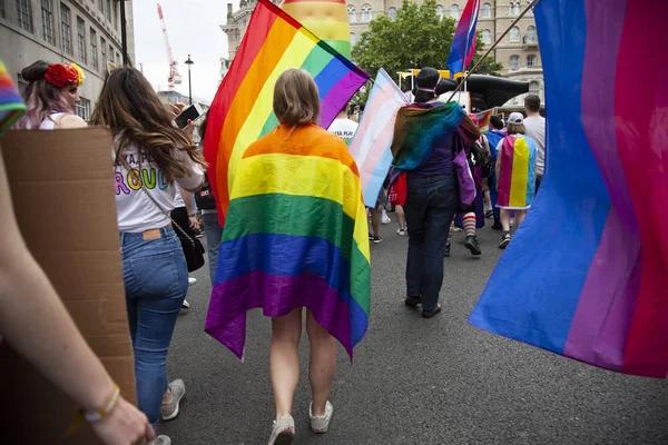 LONDRES, Reino Unido - 6 de julio de 2019: Multitud de personas participan en la marcha anual del orgullo gay LGBTQ en Londres —  Fotos de Stock